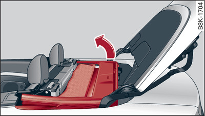 Rear of vehicle: Closing the soft top